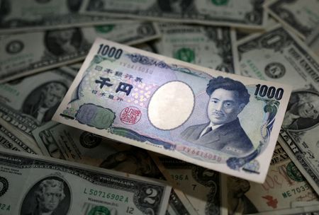 Dollar gains on rate hike expectations, yen retreats past 160