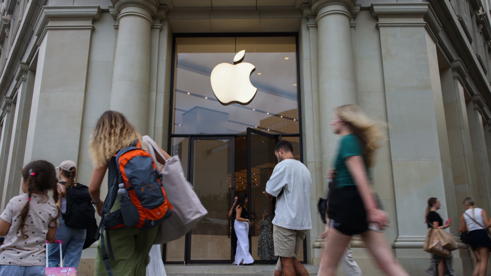 Apple shares are doing something they haven't done in 20 years. Here’s what’s happening