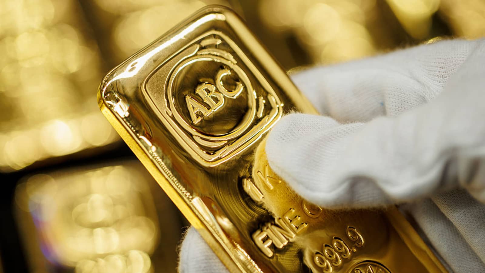 Gold holds ground with U.S. payrolls data on radar