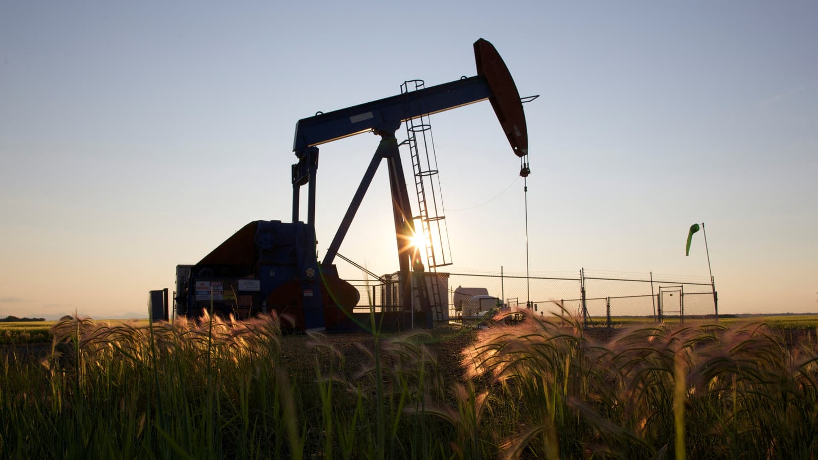 Oil set for steepest weekly gain since mid-July over intensifying U.S.-Iran tensions