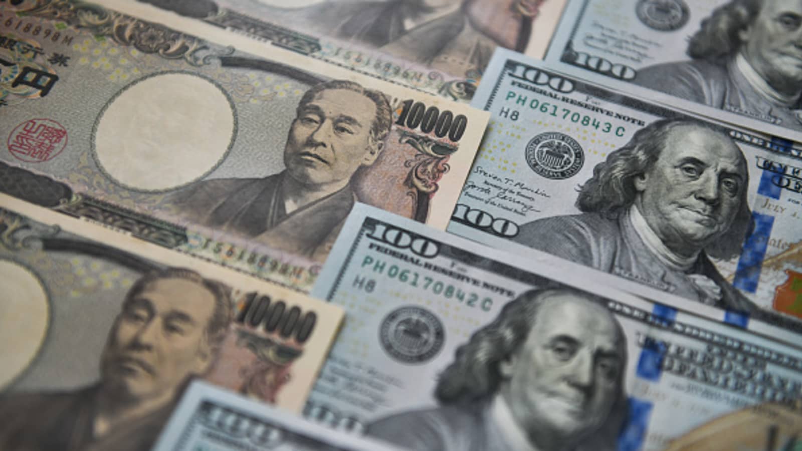 Yen headed for strongest week in a month, dollar flat ahead of payroll data