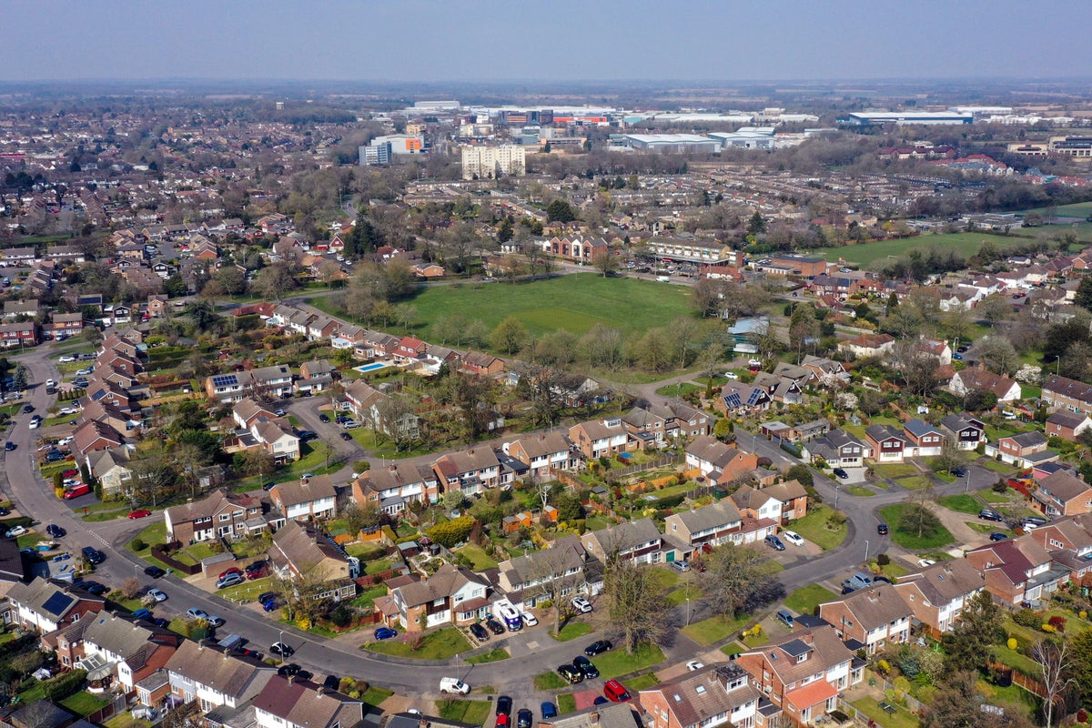 Average UK house price falls annually for first time since 2023 – Lloyds