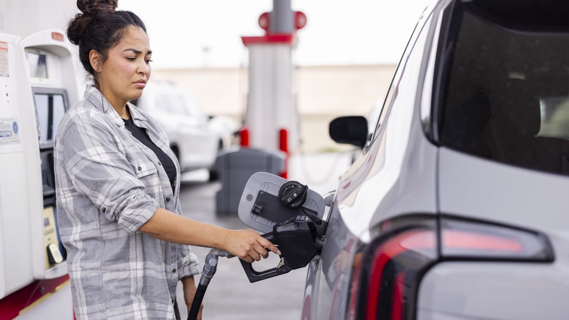 Gasoline prices, over $4 per gallon, hit record high for Labor Day
