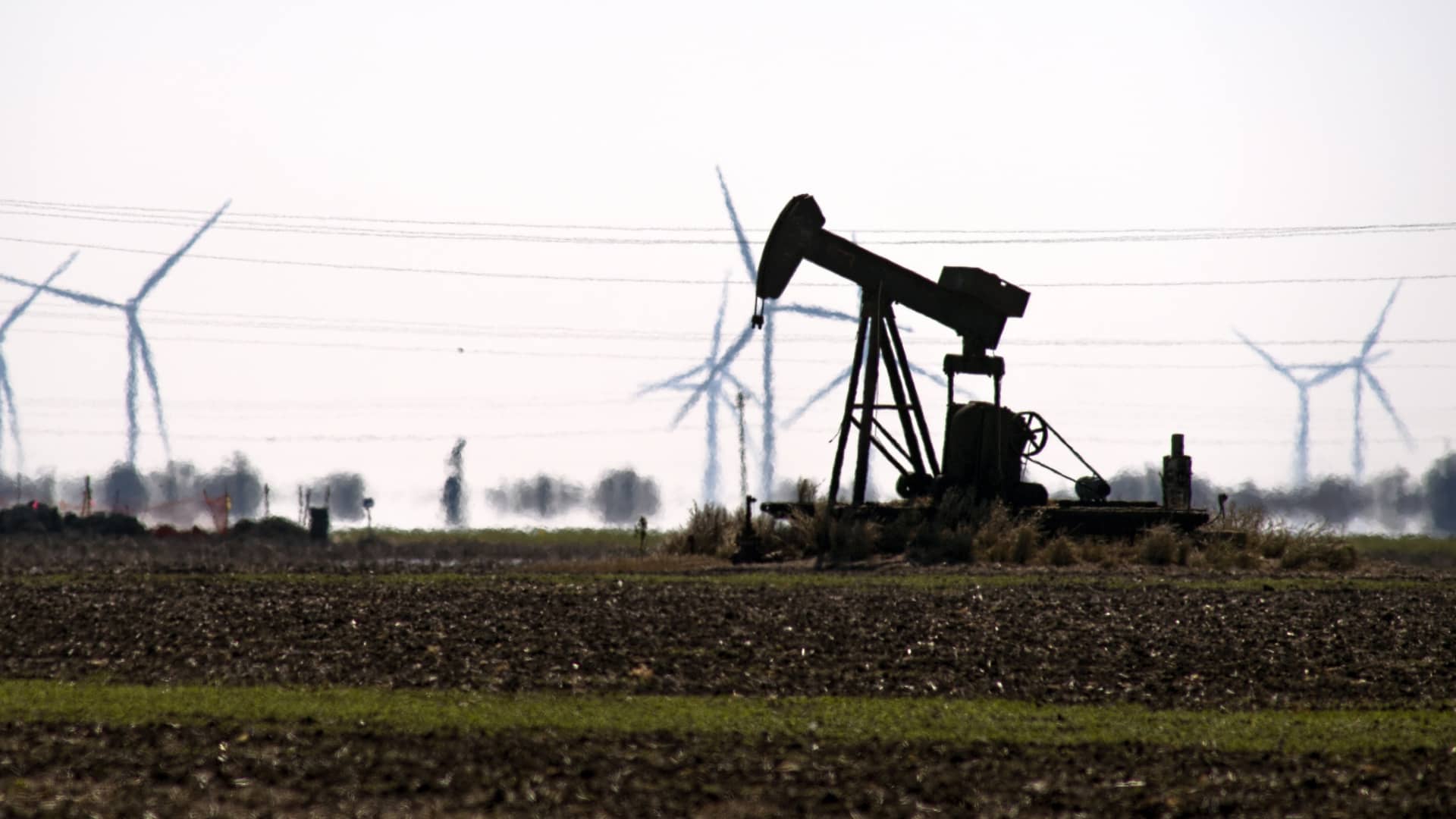 Oil extends gains after U.S. and Iran strike ships