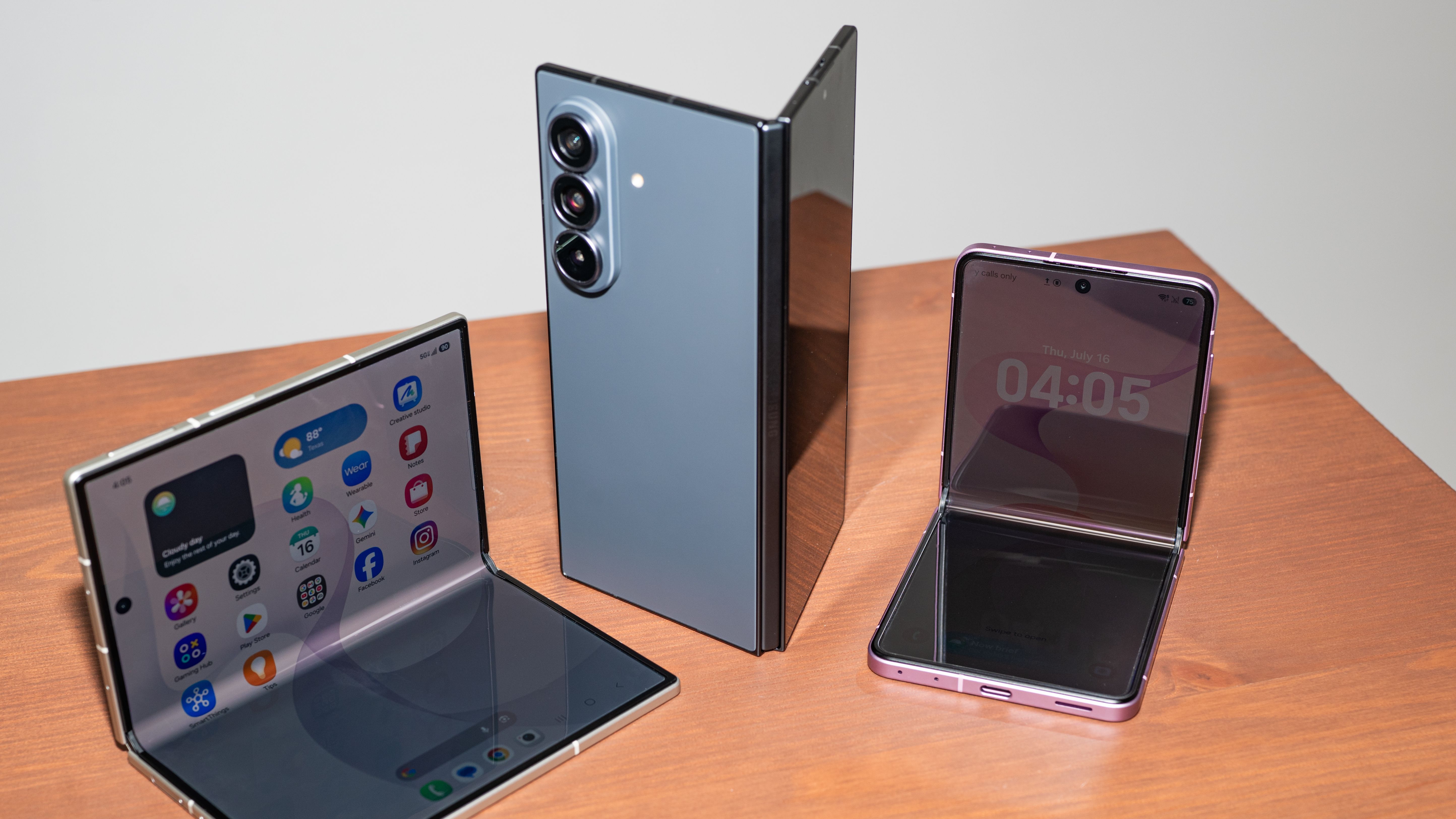Here’s Samsung’s Advice for Apple and Its Upcoming Folding iPhone