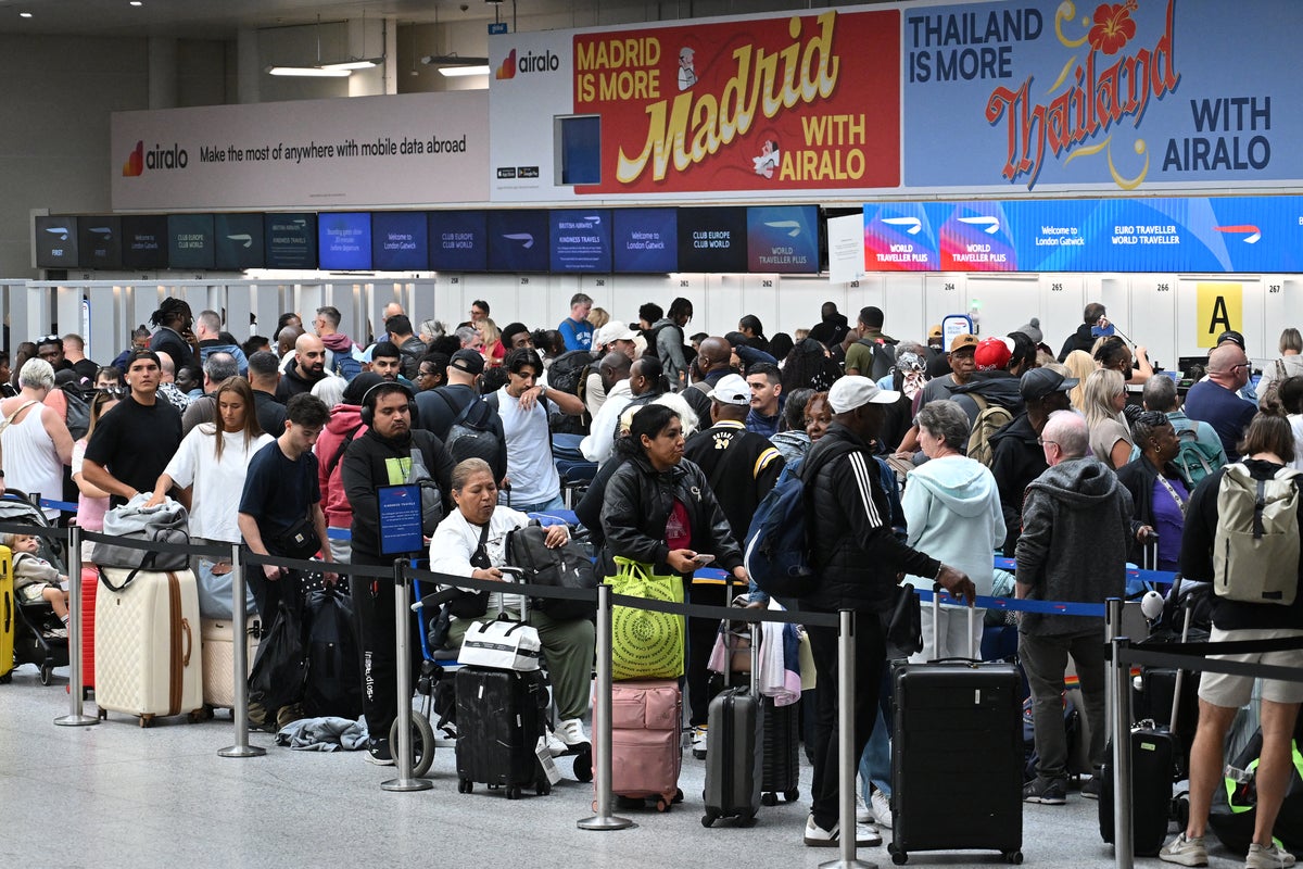 Hundreds more flights cancelled but minister backs air traffic boss