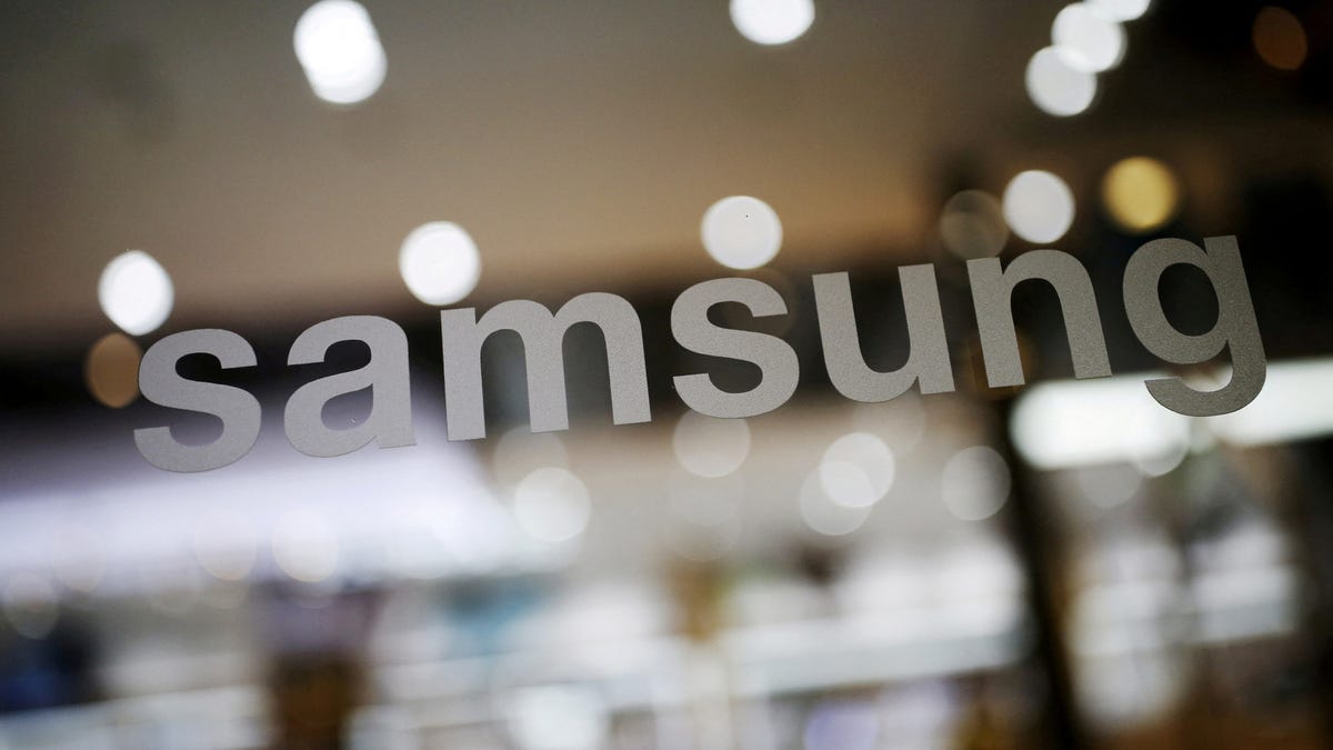 Samsung welcomes Apple's folding iPhone, then mocks it