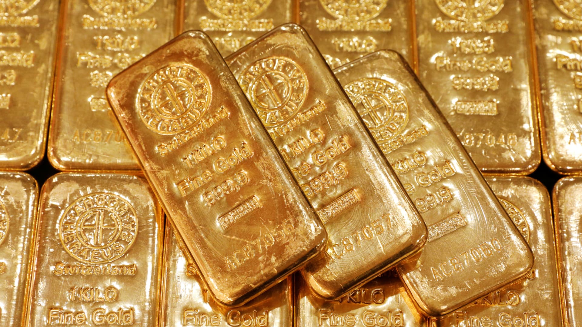 Gold holds steady as investors await Fed policy cues