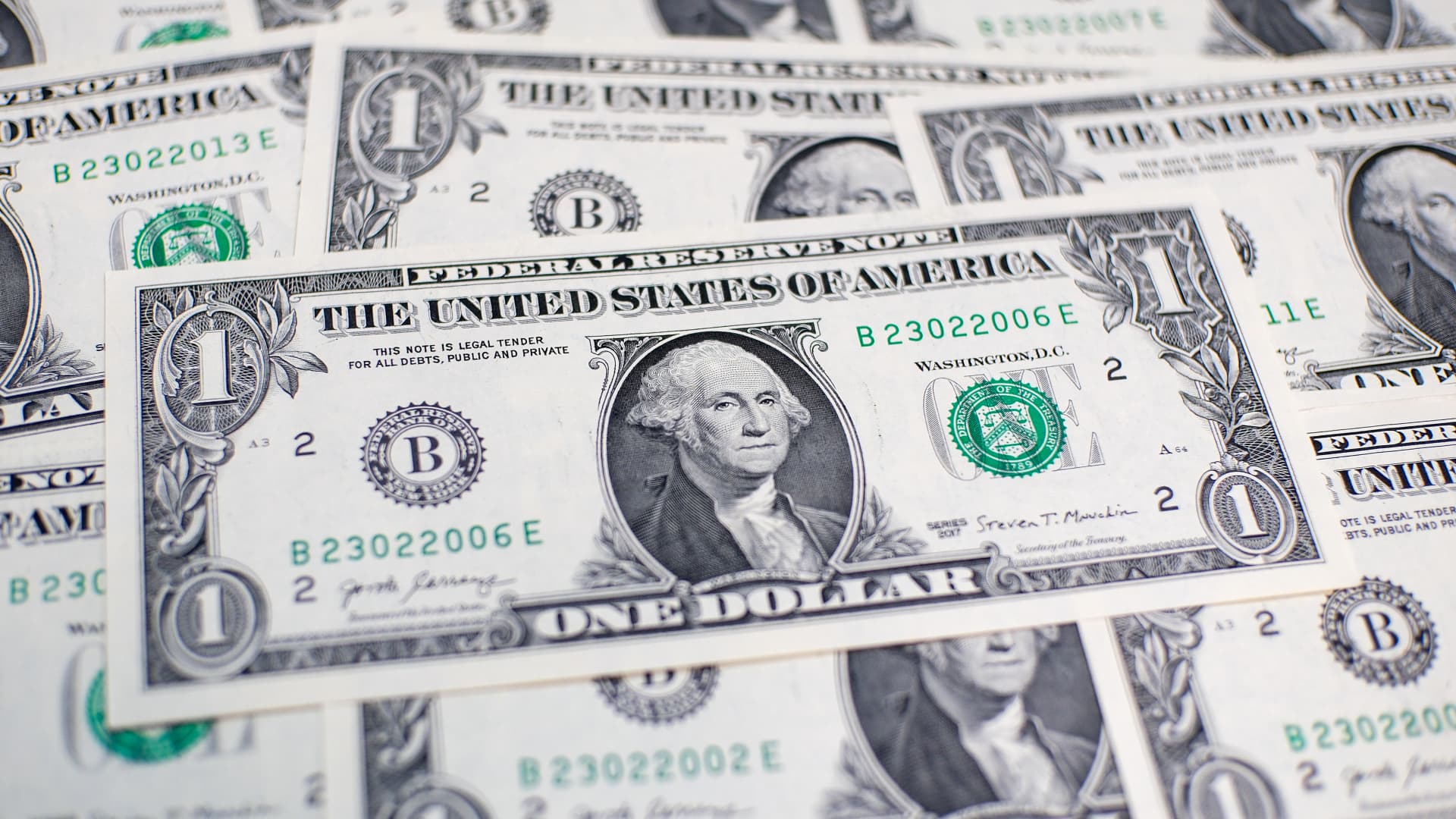 Dollar girded by bets on a U.S. hiking cycle