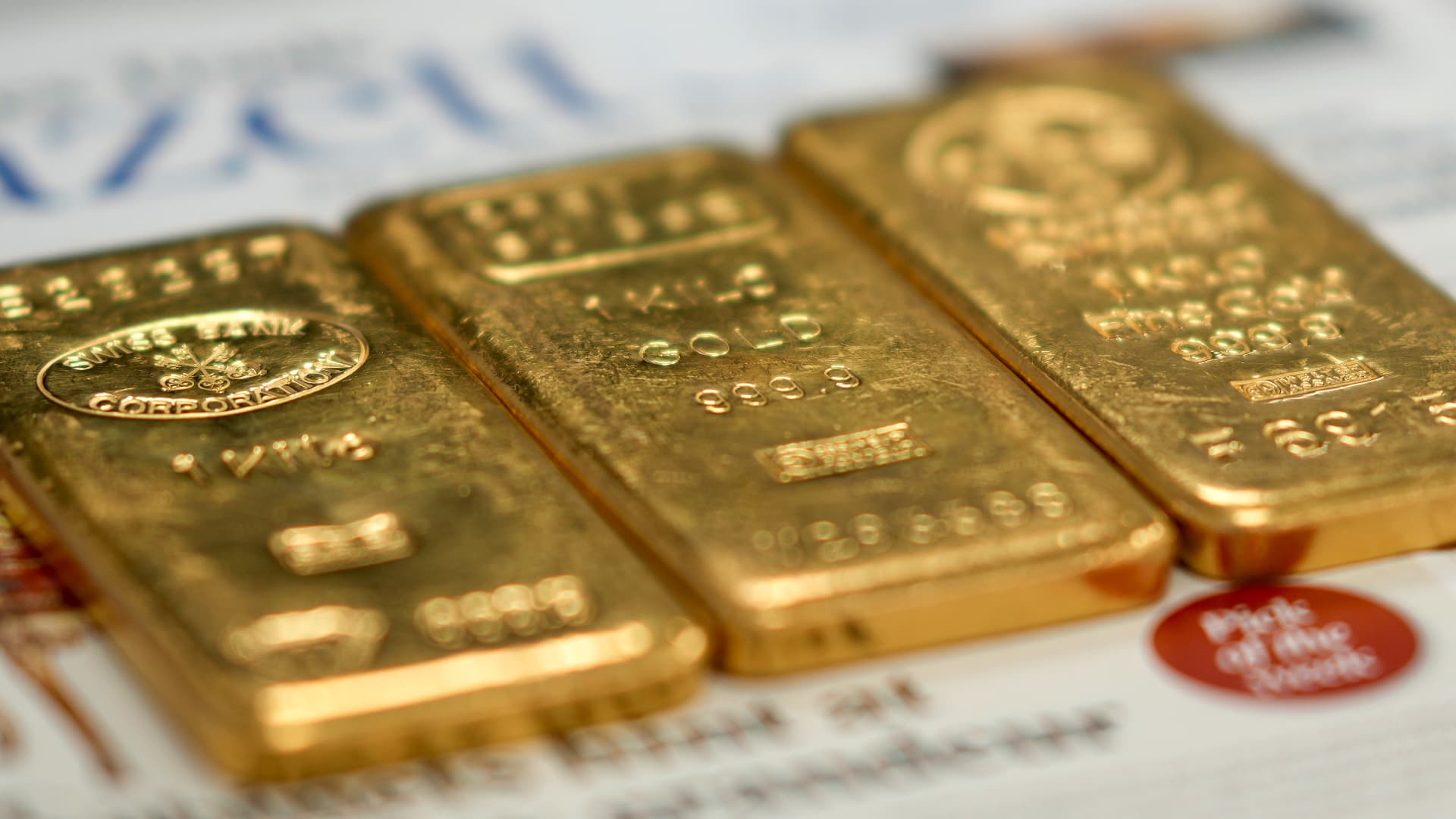 Gold gains with Fed rate decision in spotlight