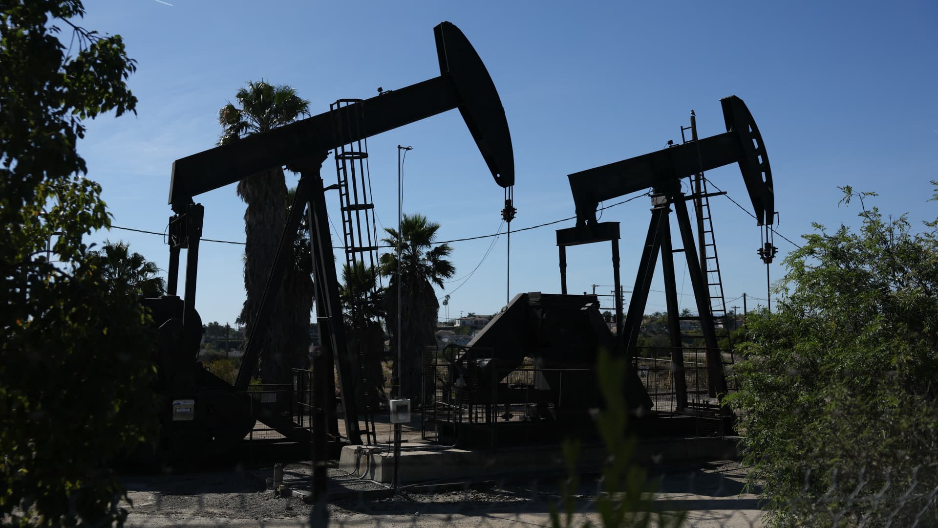 Oil falls as U.S. crude inventories rise despite Saudi supply concerns