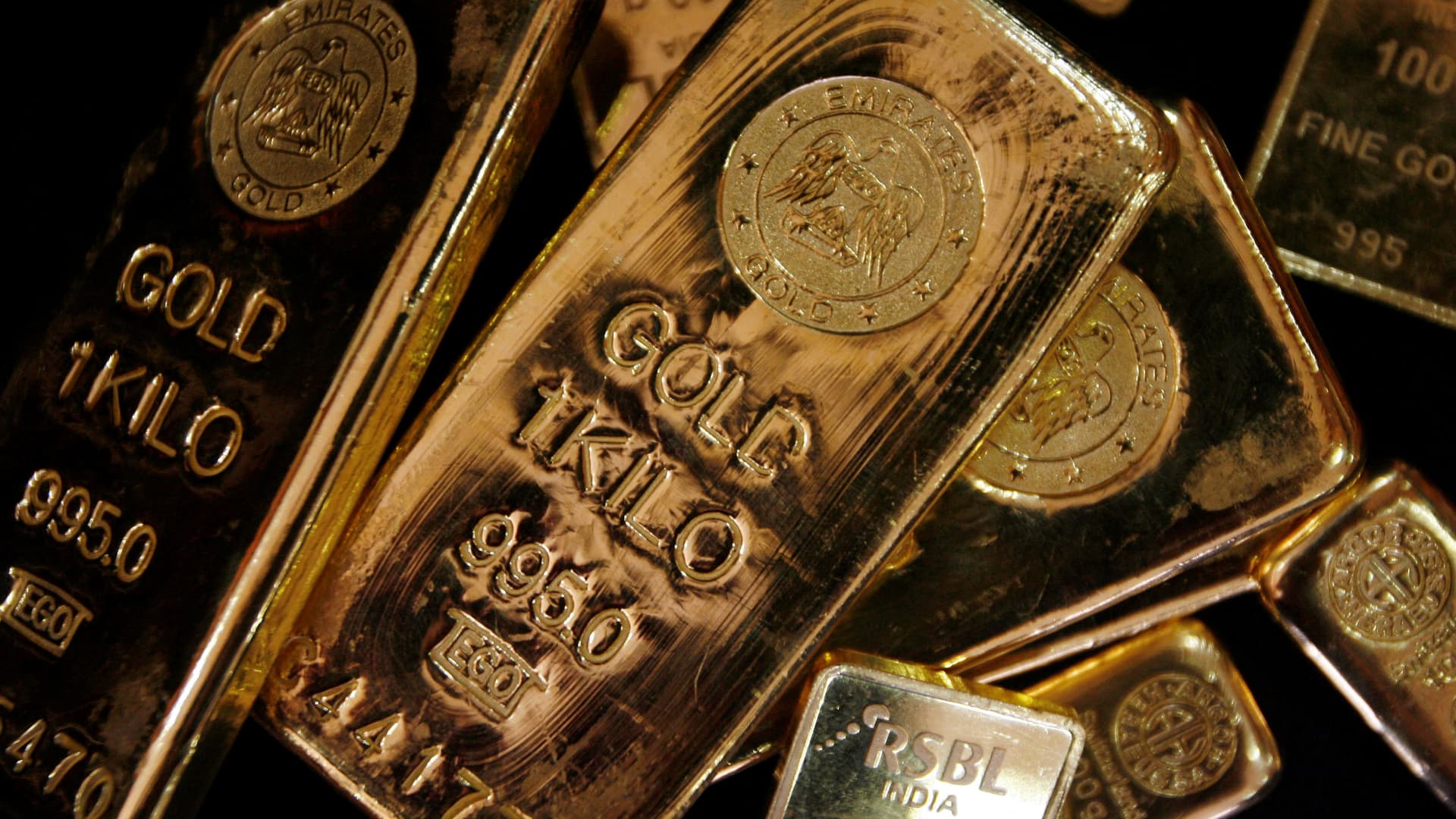Gold rises as investors digest Fed hike, oil rally stalls