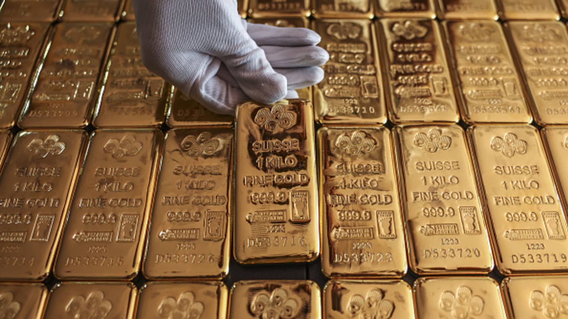 Gold edges higher on lower oil prices, subdued dollar