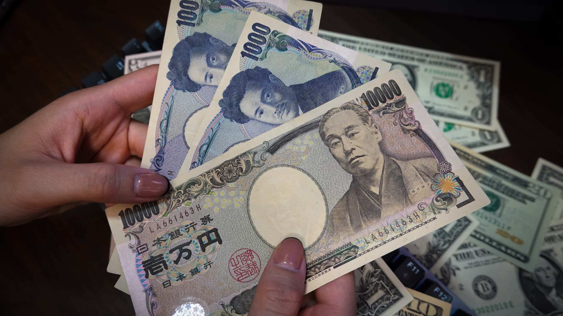 Volatile yen draws intervention watch, other currencies subdued