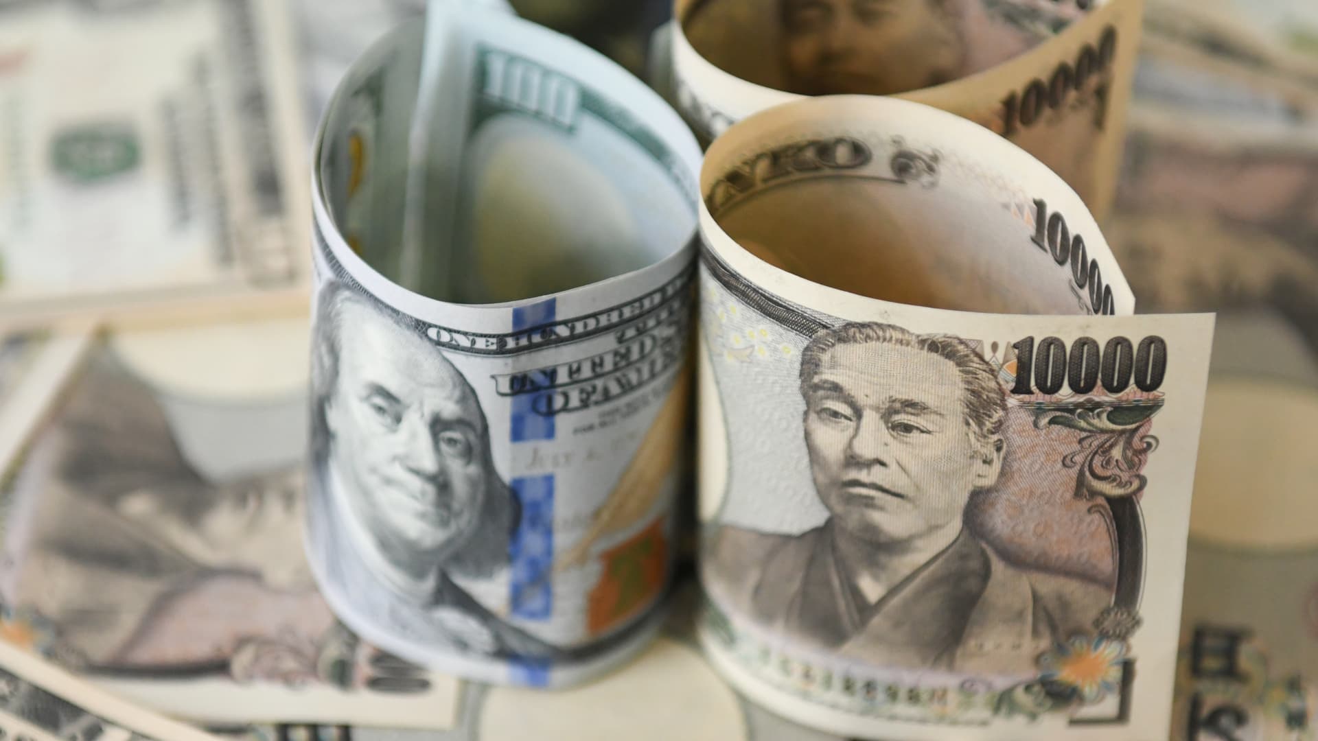 Yen squeezed as hawkish turn grips central banks