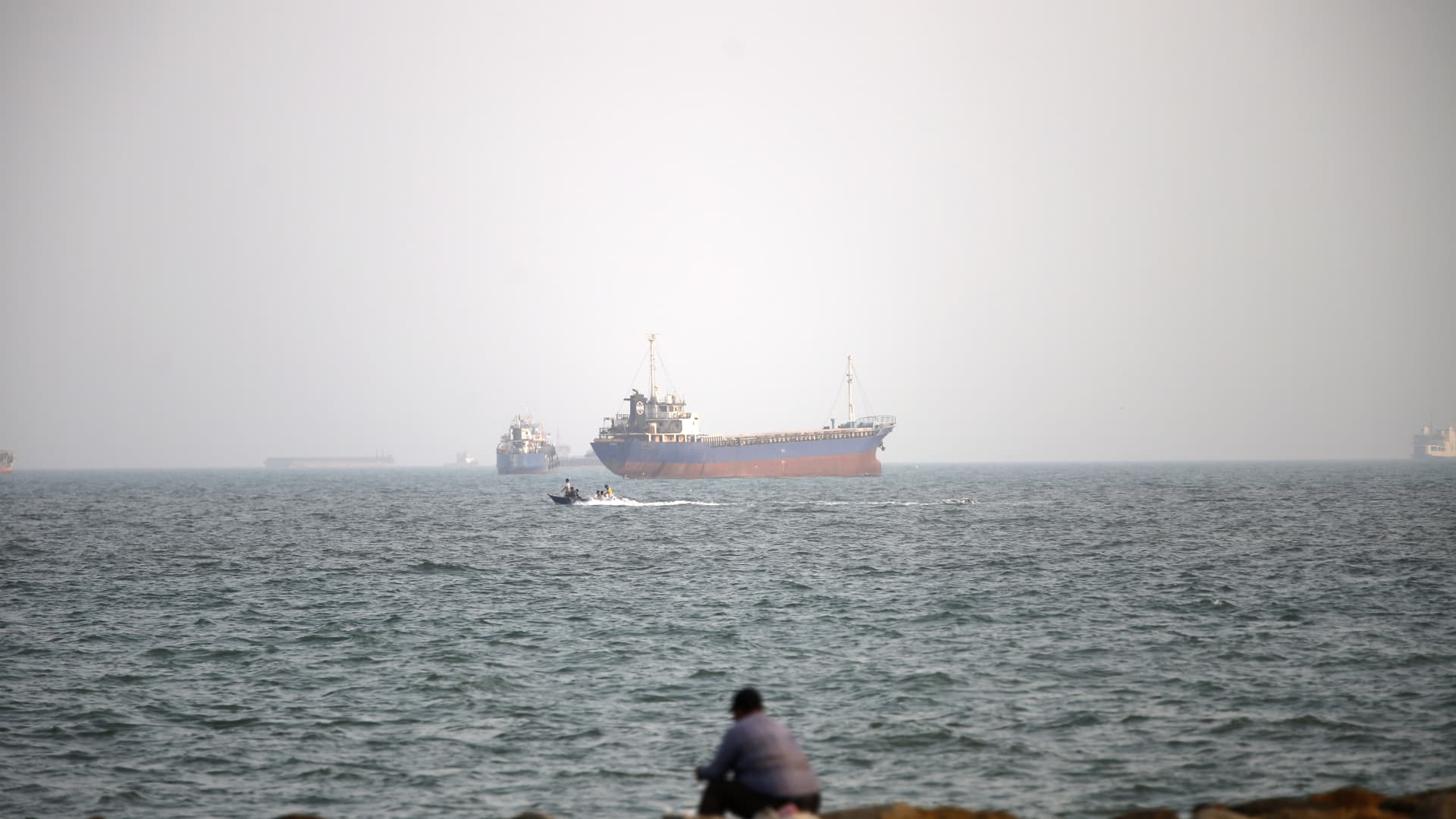 Oil falls on report Asia will import highest volume of crude since start of Iran war