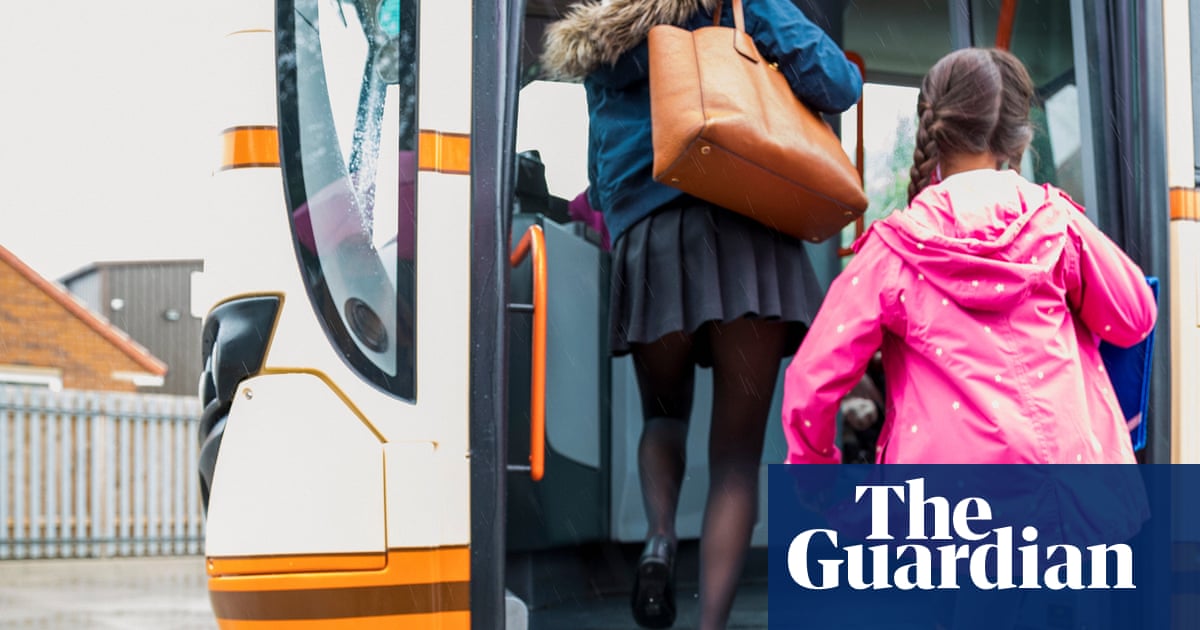 Schoolchildren without smartphones penalised with higher bus fares