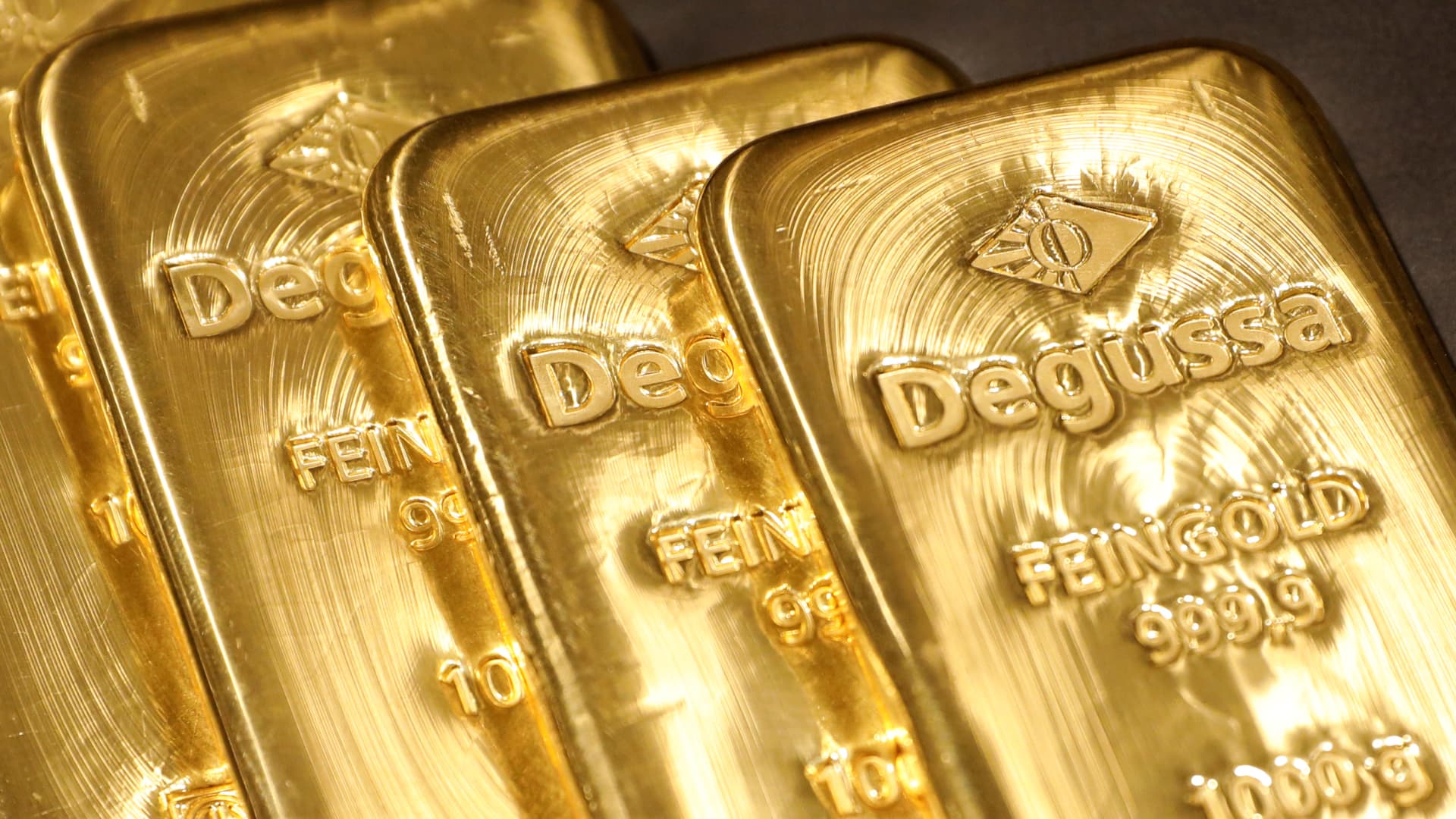 Gold lingers near seven-week low ahead of US economic data