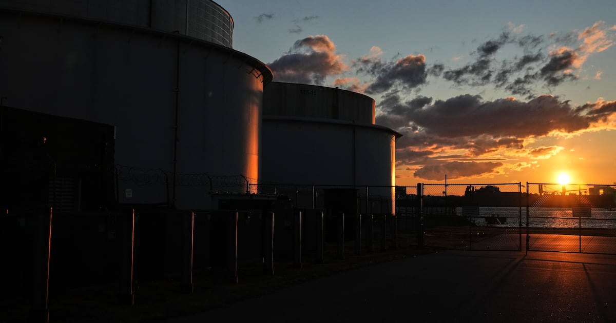 Oil steadies on investors focus on Middle East supply