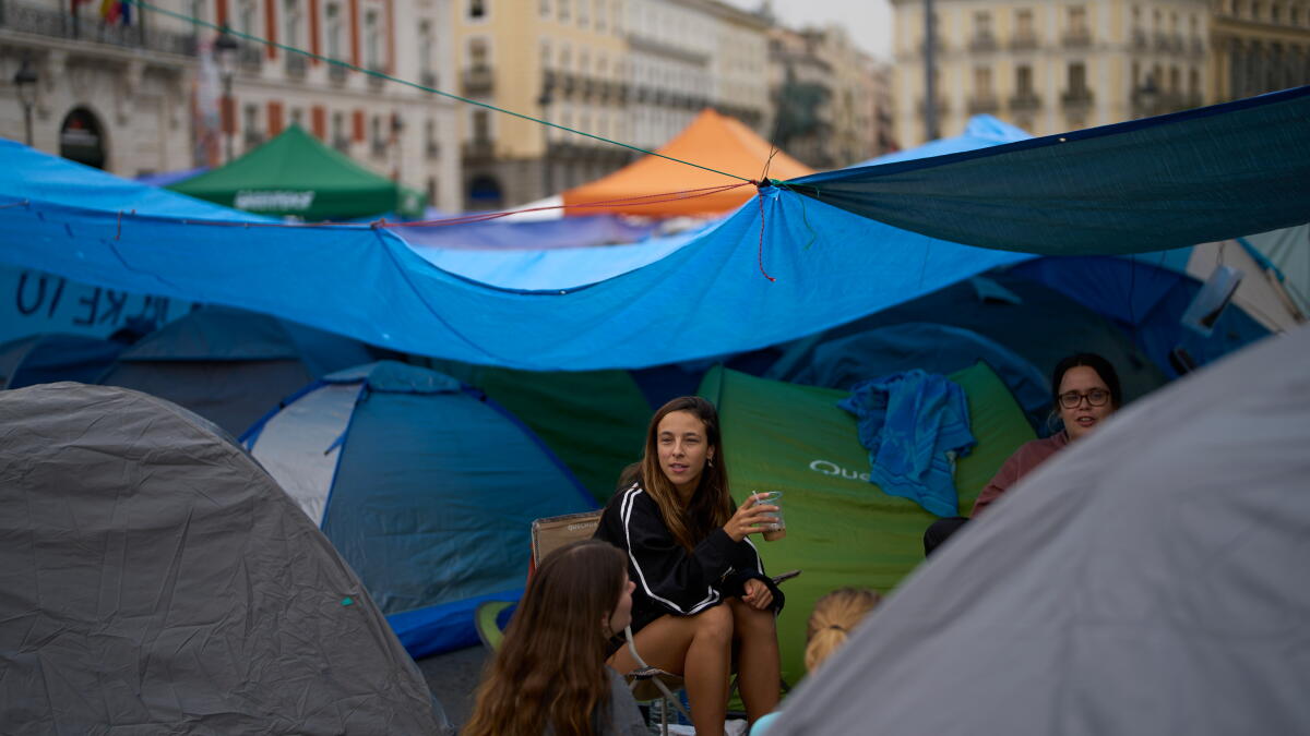 Spanish housing protests spread as government prepares its response