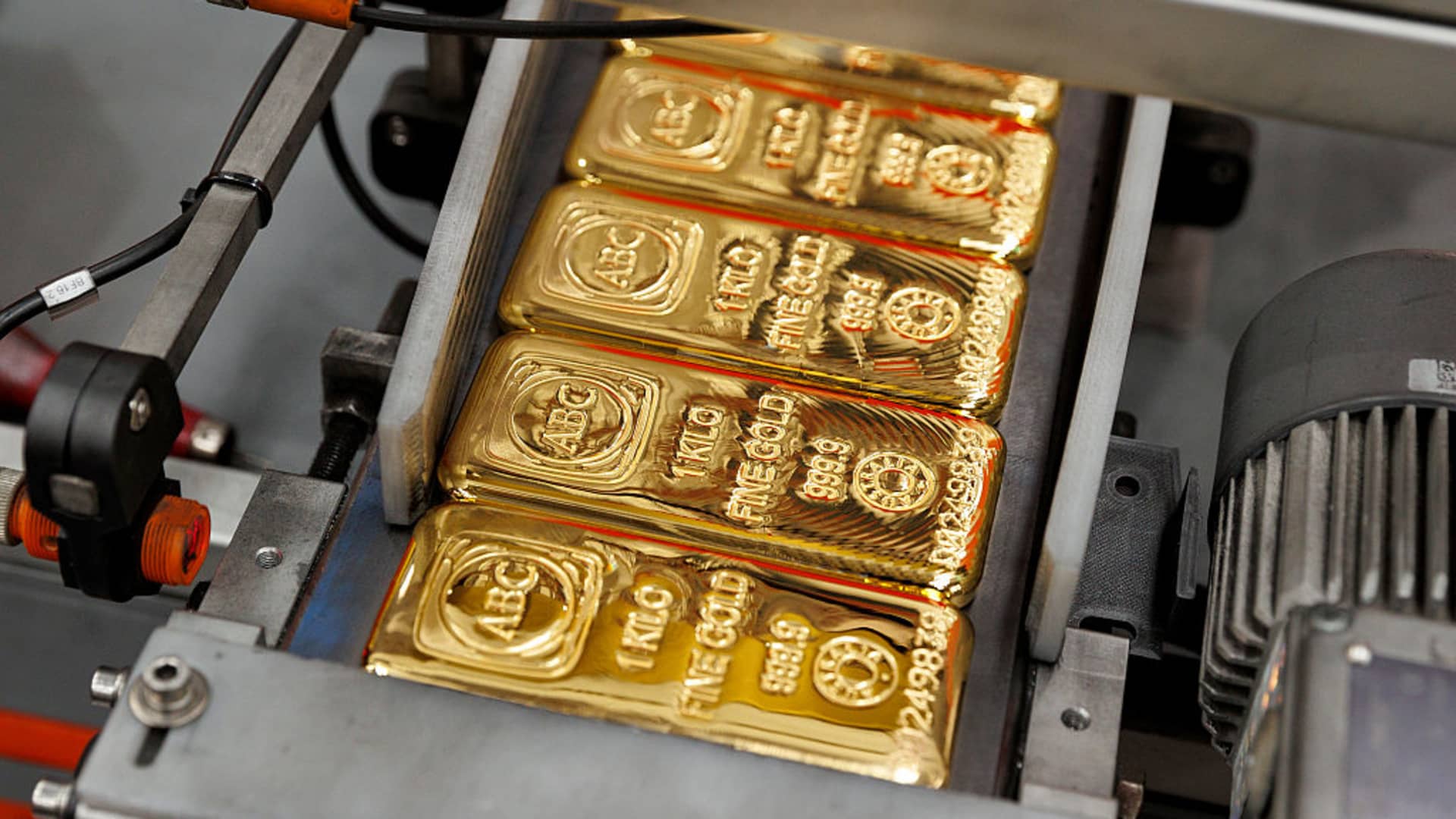 Gold holds steady with U.S. jobs data on radar