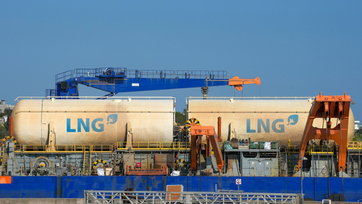 Pakistan Weighs Direct LNG Imports for Power Plants to Ease Energy Crisis