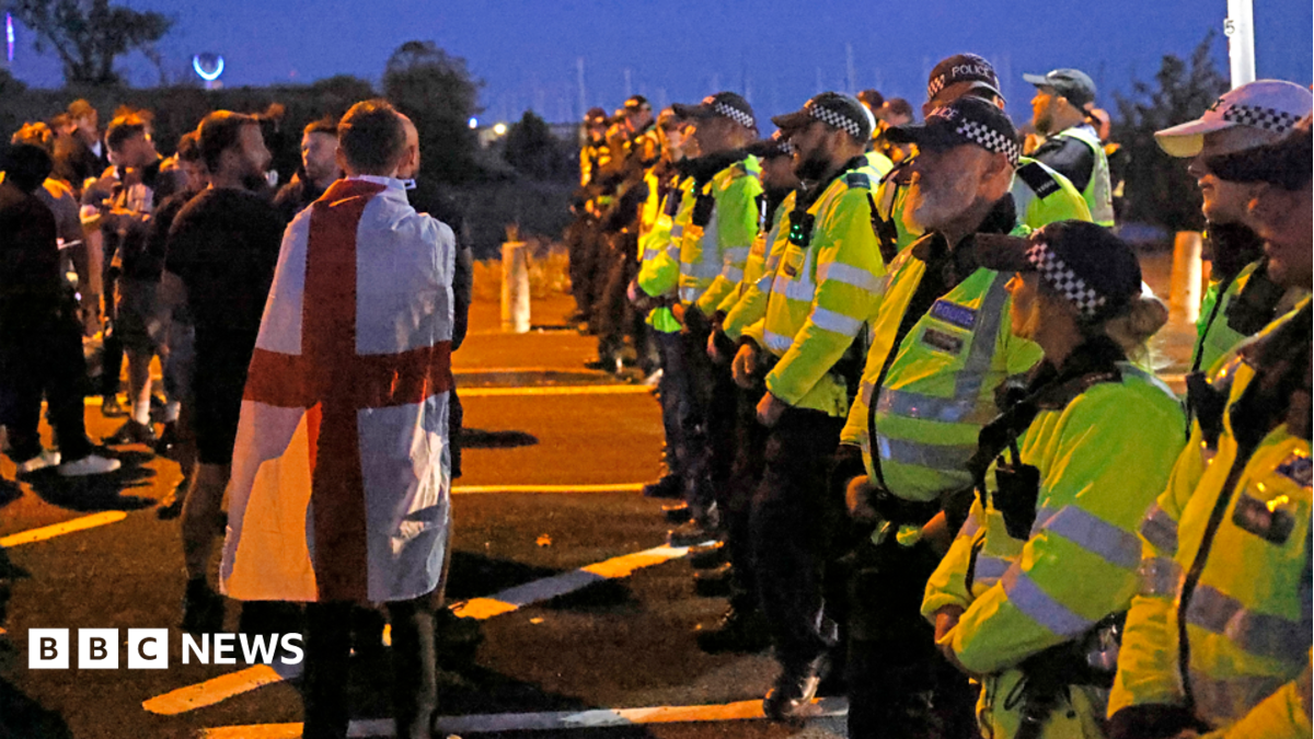 Anti-migrant protesters gather as small boat heads for south coast