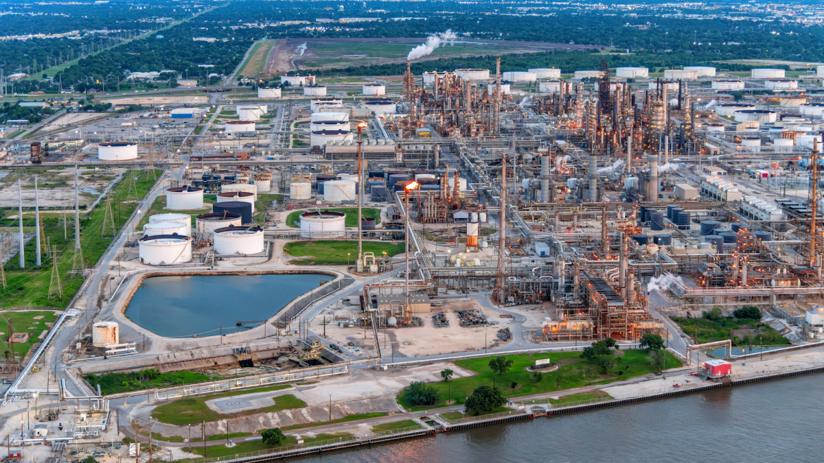 Shell's Refining Margin Jumps 75% as Fuel Supplies Dry Up