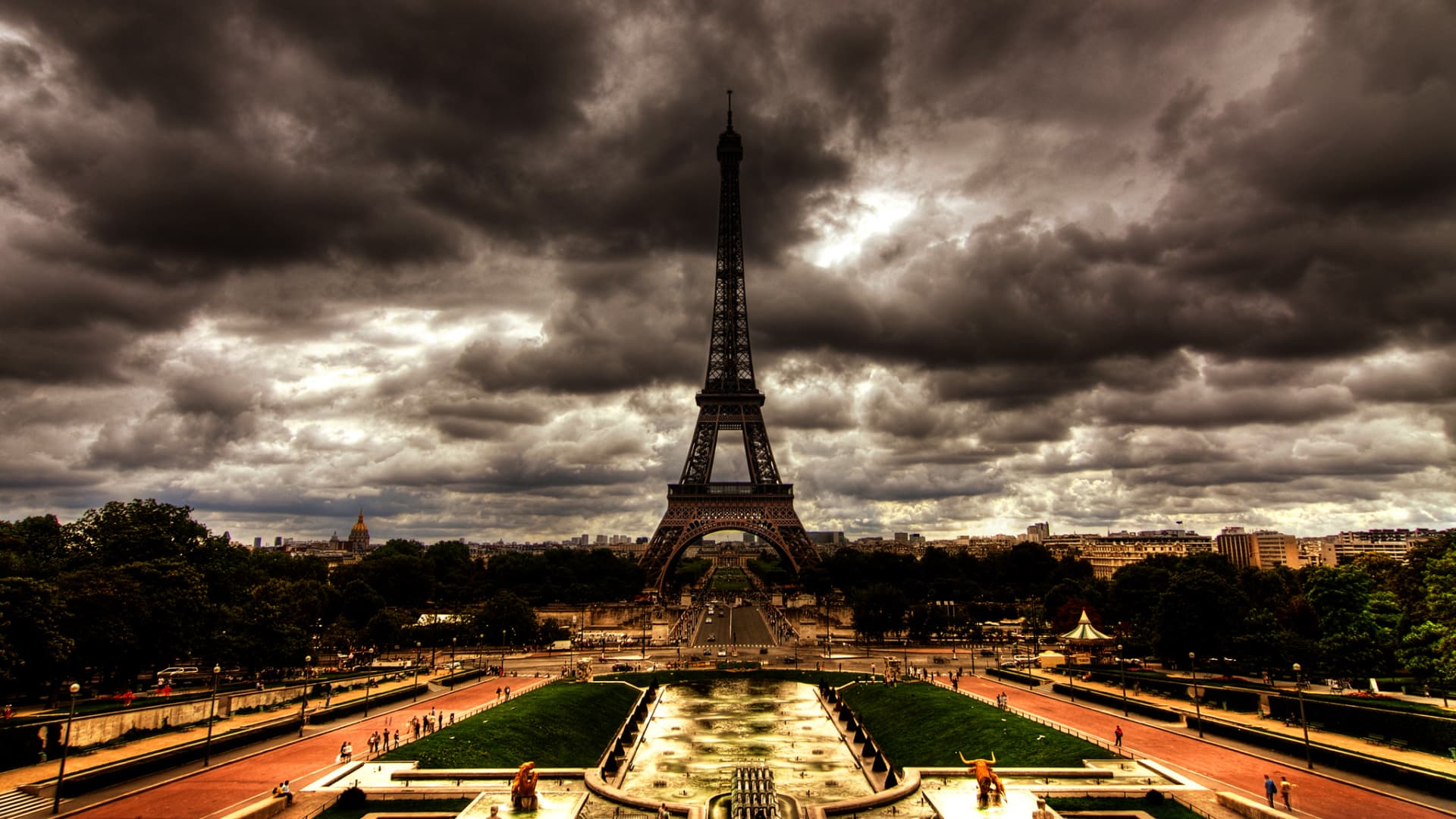 UBS CEO warns ‘hard measures’ are needed to tackle French debt crisis, as turmoil worsens