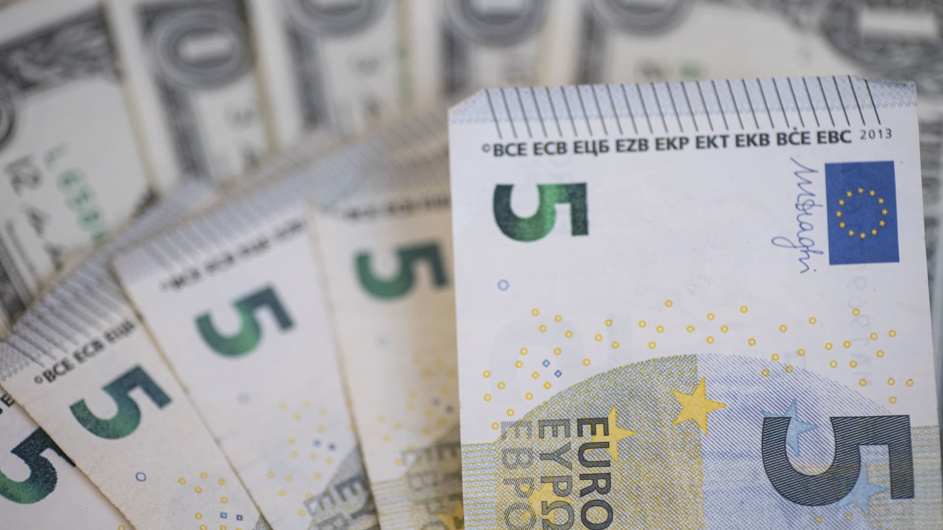 Euro skids toward fifth weekly fall but selling pressure slows