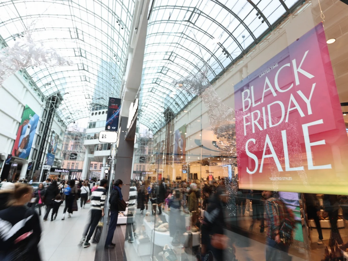 'Fragile' consumers expected to spend less this holiday season