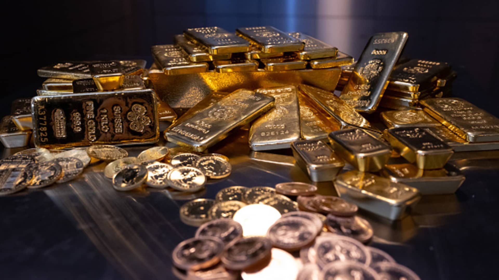 Gold rises on softer dollar, easing yields; Fed outlook in focus