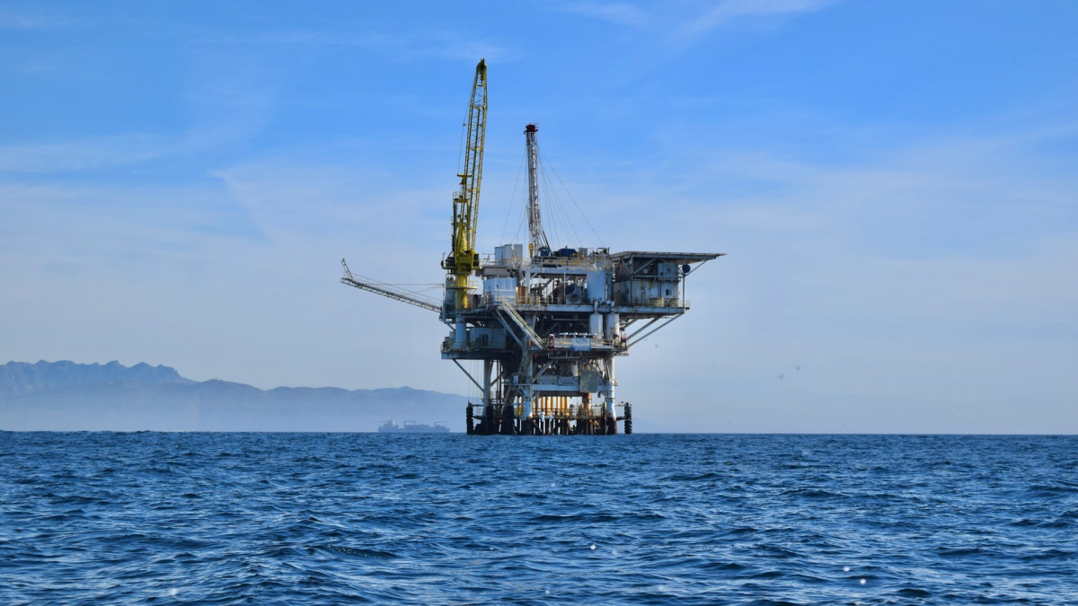 Oil Stuck Between Middle East Escalation and Russia-Ukraine Energy Truce