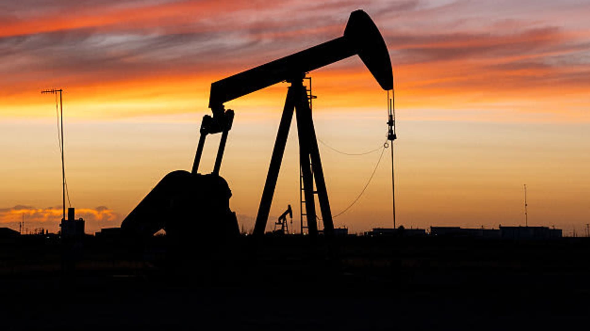 Oil ticks lower as Russia diesel supply prospects counter Gulf supply risks