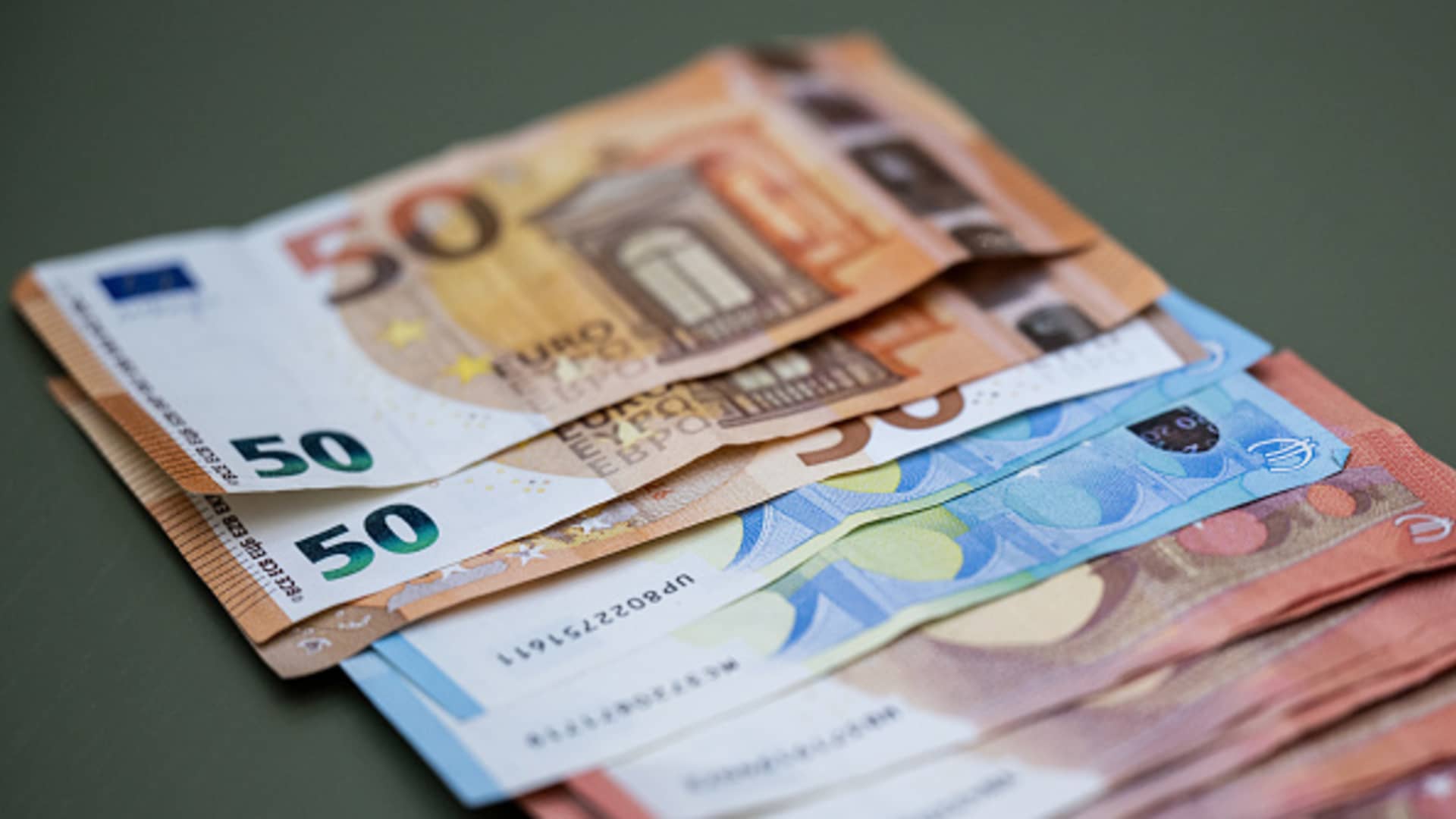 Euro gets much-needed reprieve as AI wobbles rock the dollar