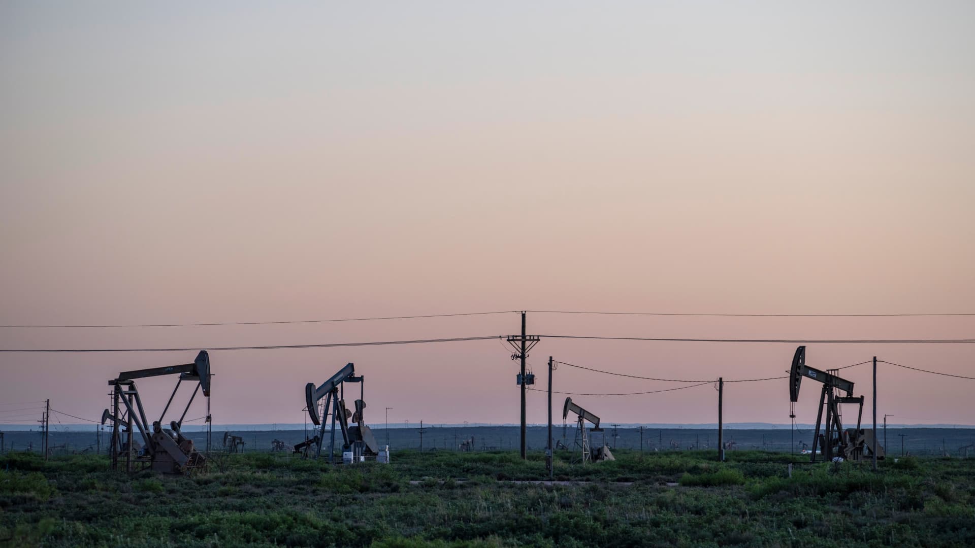 Oil edges down as investors weigh possible U.S. sanctions on 'shadow fleet'
