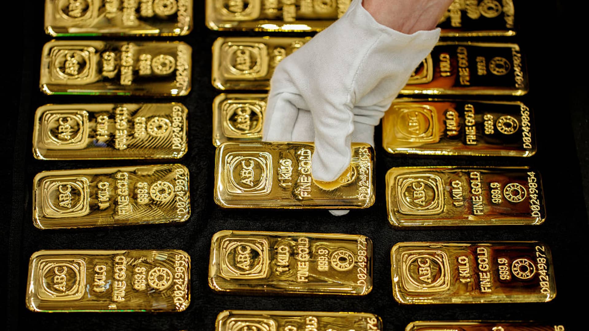 Gold edges higher on softer oil; Fed rate outlook in focus