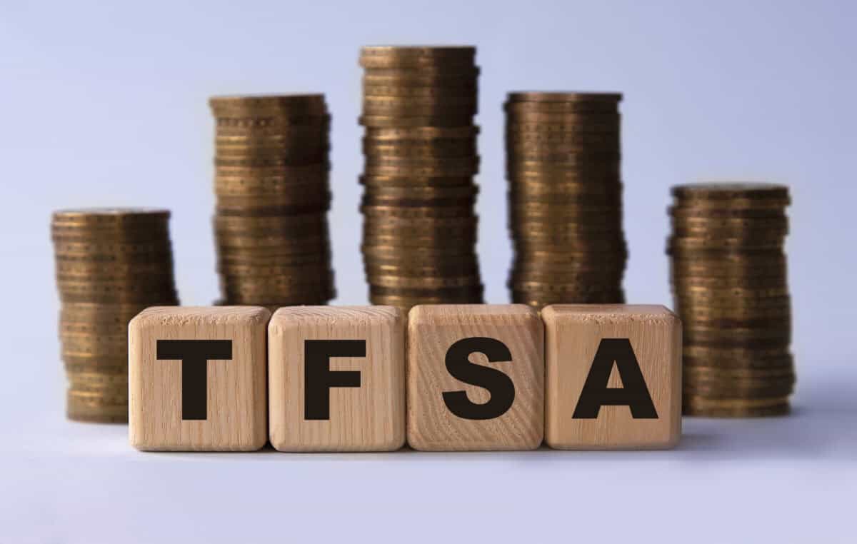 $14,000 in a TFSA: 2 Stocks I’d Buy for Meaningful Monthly Cash Flow