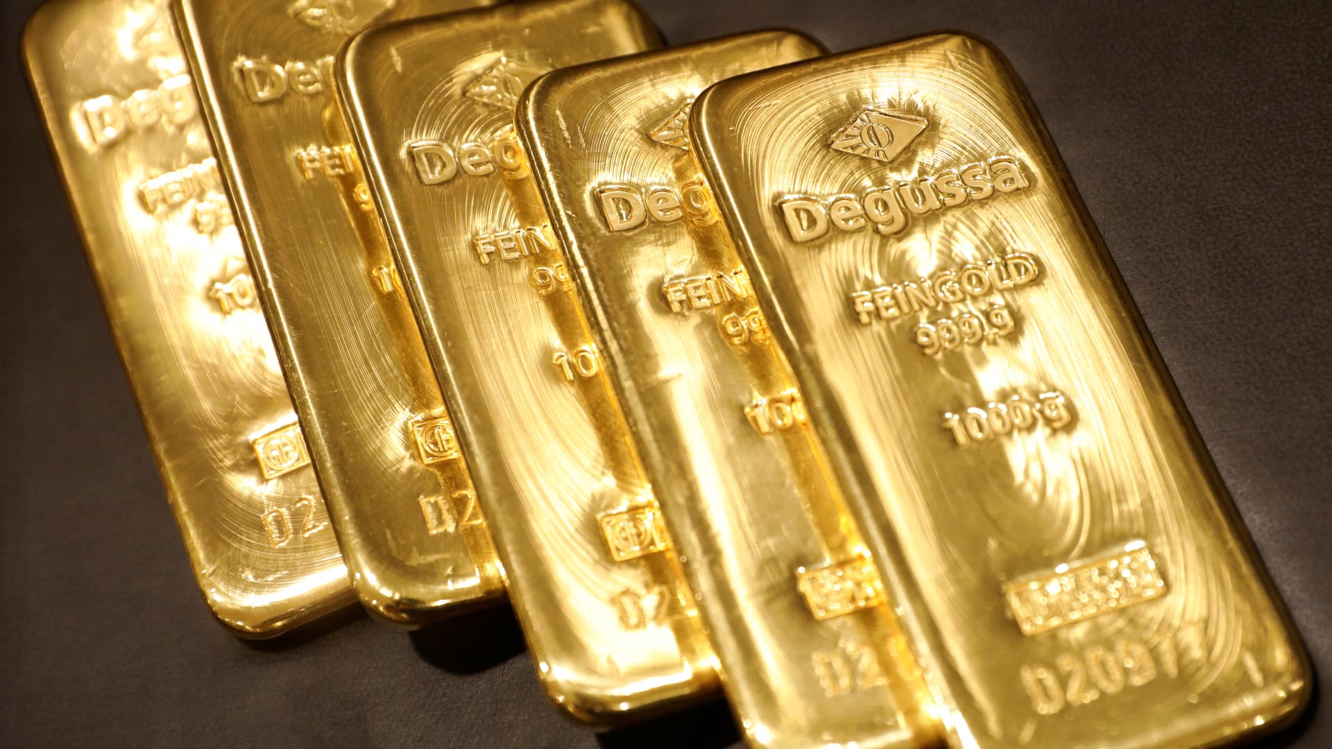 Gold dips for fourth session as oil rally fans inflation concerns