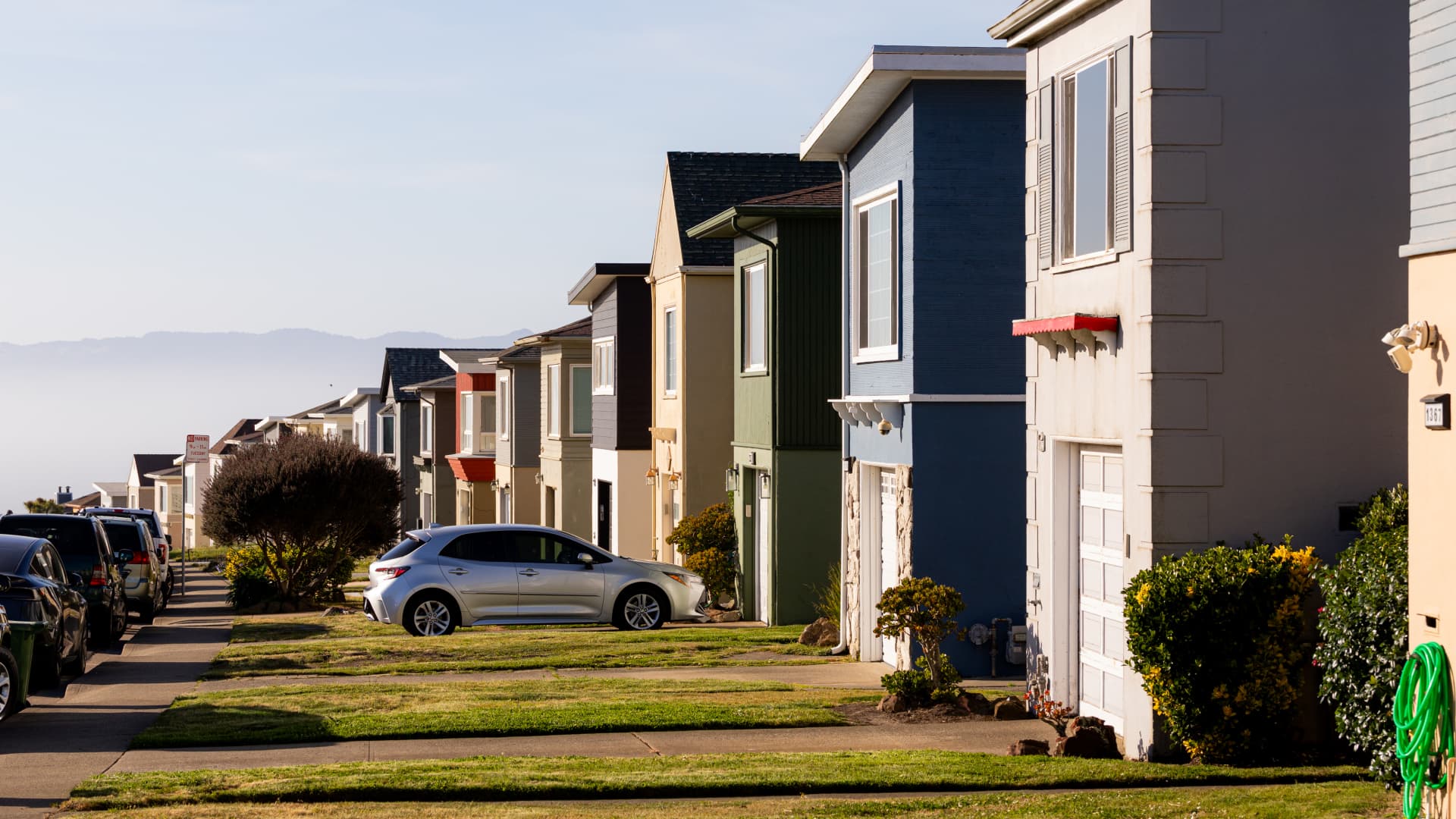 Mortgage rates drop for the first time in 2 months, but demand still falls further