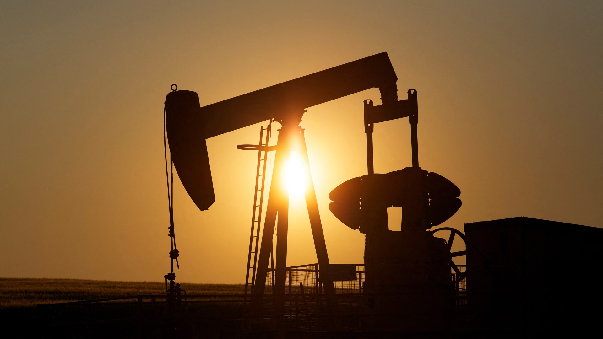 Oil rises on Middle East supply worries