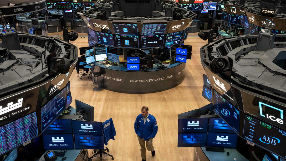 A strong profit report from SpaceX helps lift tech stocks and Wall Street