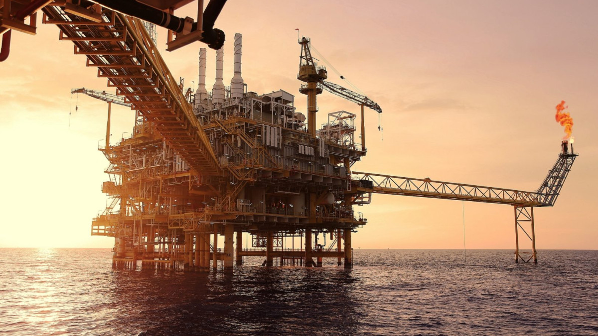 Big Oil Eyes Record Profits but Keeps Spending in Check