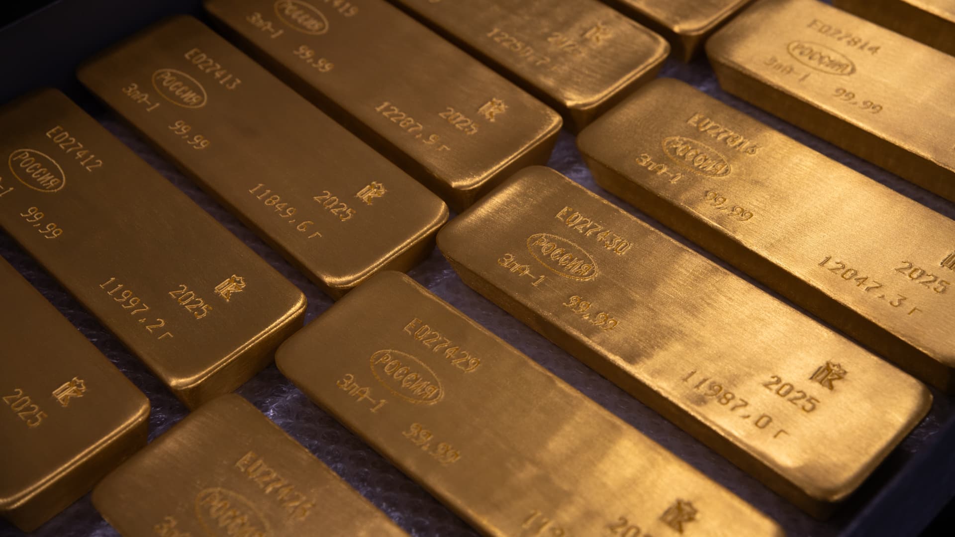 Gold hits over two-week low as oil rally fuels inflation worries