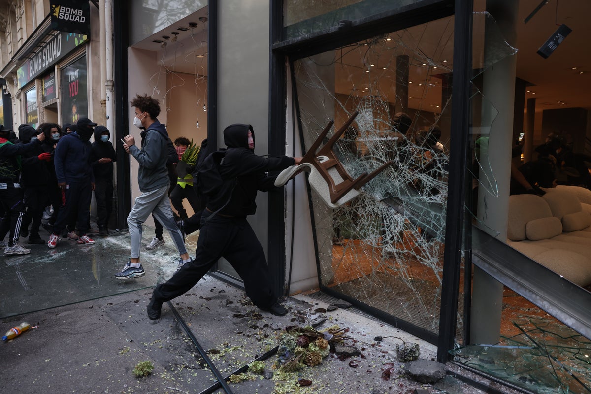 France protests latest: Shopkeepers stock up on weapons as Paris braces for another weekend of chaos