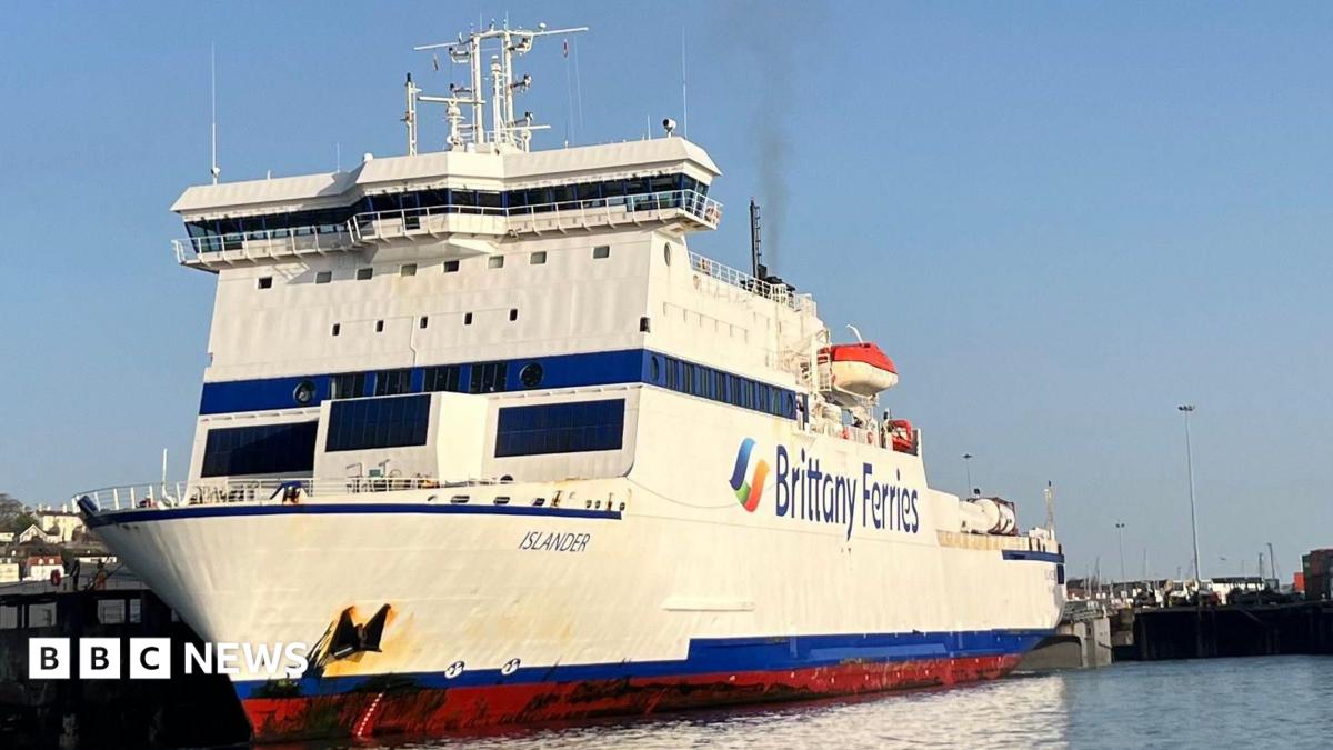 Plane and ferry disruption caused by high winds in Guernsey