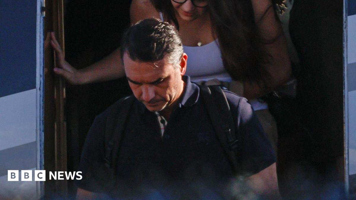 Brazil's defeated presidential candidate Flávio Bolsonaro lands in US - follow live