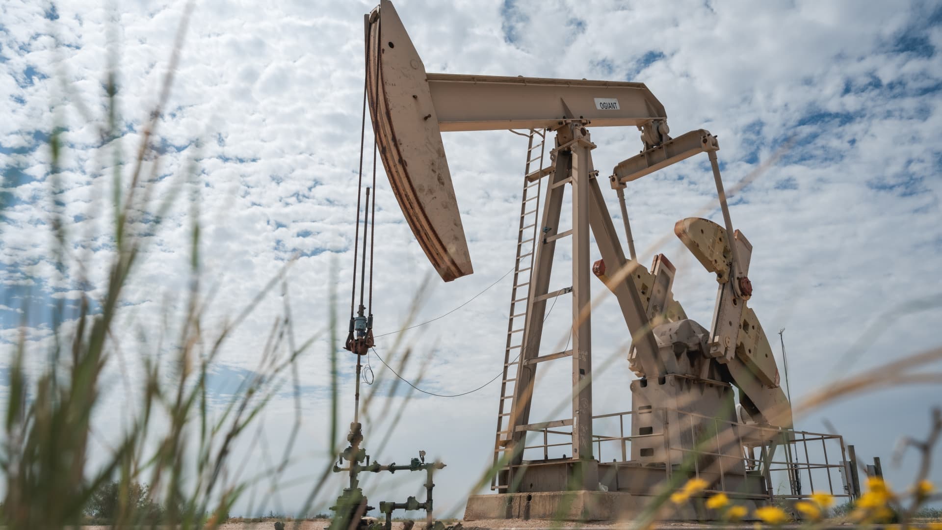 Oil prices rise as Houthi attacks on Saudi Arabian refinery raise supply worries