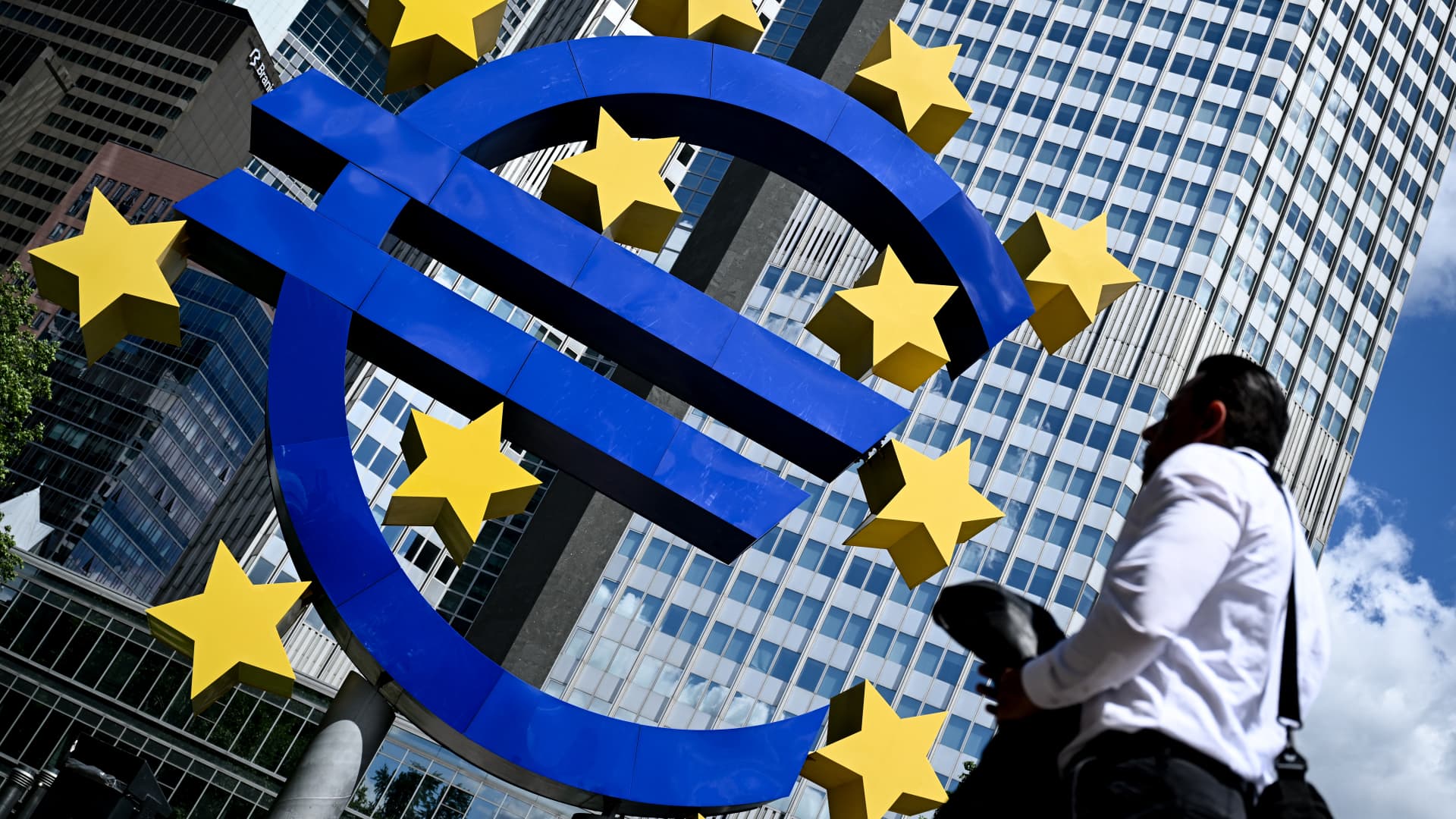 European Central Bank keeps key interest rate on hold at 2.5%