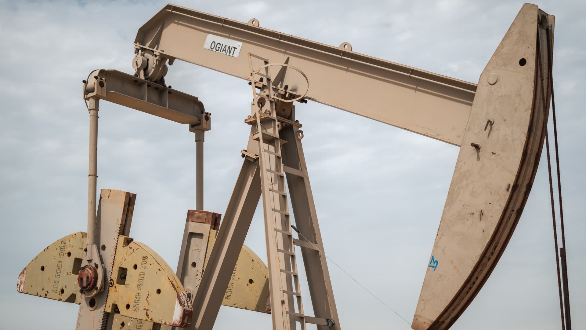 Oil prices fall as renewed U.S.-Iran peace efforts ease supply fears
